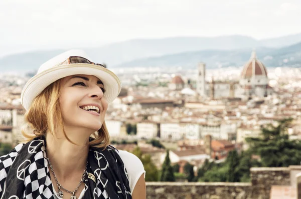 Ładna kobieta śmieje się szczęśliwie z Florencji za nią — Zdjęcie stockowe