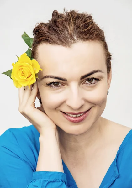 Mladá krásná Kavkazský žena s žlutá růže do vlasů — Stock fotografie