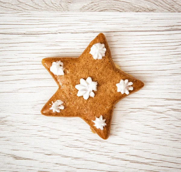 Sabrosa estrella de jengibre, tema de Navidad, fondo de madera — Foto de Stock