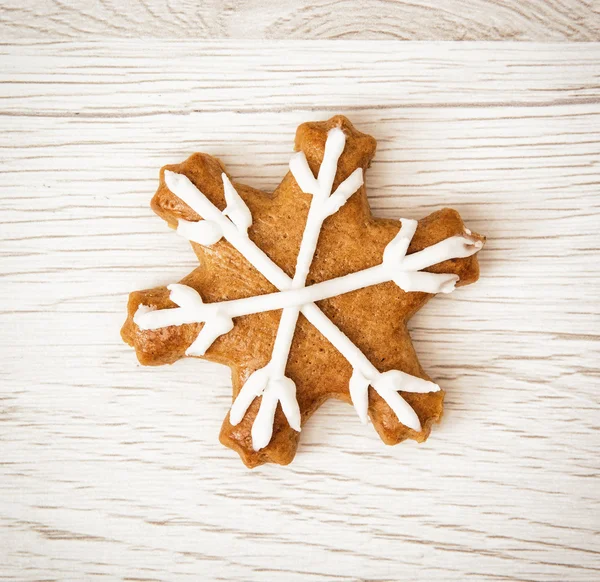 Lezzetli gingerbread yıldız, ahşap arka plan — Stok fotoğraf