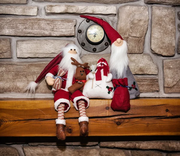 Dois Santas e boneco de neve, decoração de Natal — Fotografia de Stock