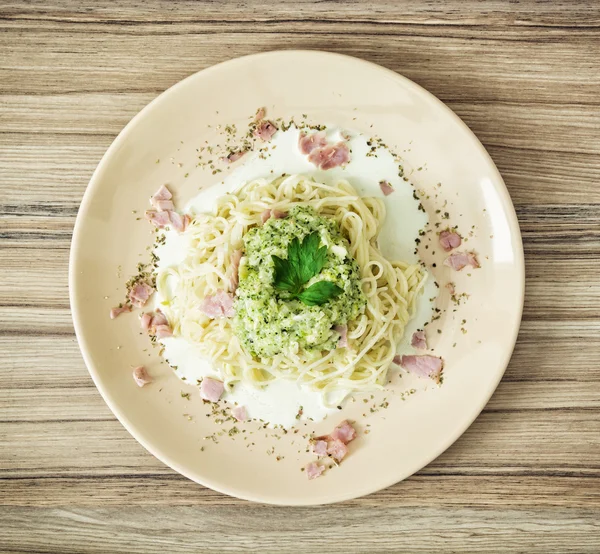Tasty italian spaghetti with broccoli sauce, ham and garlic, foo — Stock Photo, Image