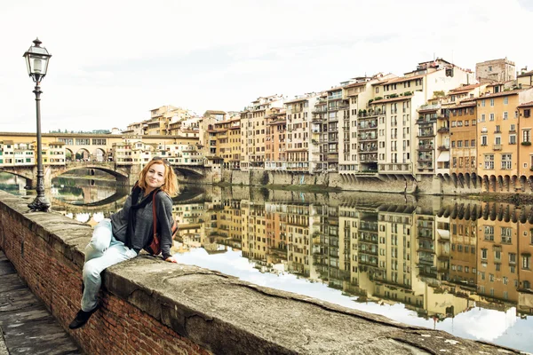 Schöne junge Frau posiert vor erstaunlichen Brücke ponte ve — Stockfoto