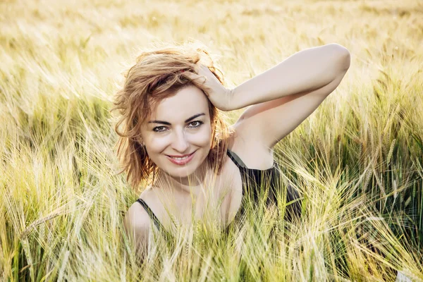 Jovem sorrindo morena mulher posando no campo de trigo, beleza um — Fotografia de Stock