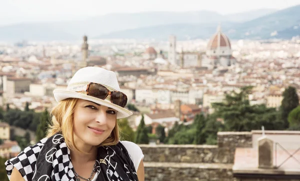 Pretty woman smiling with the city of Florence behind her, trave — Stock Photo, Image