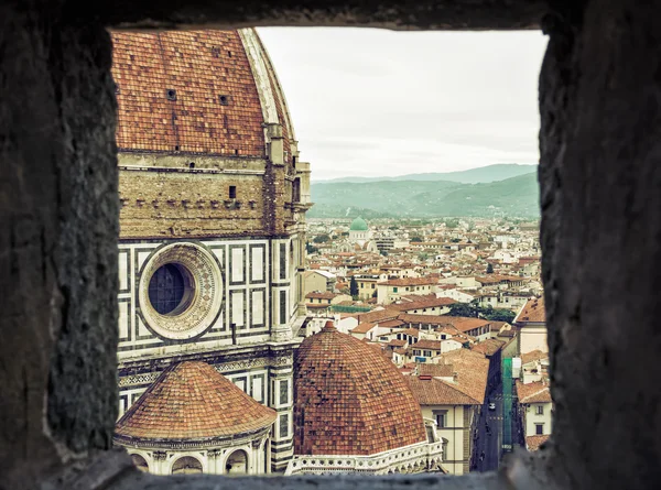 Vista de la Catedral del Duomo y la Gran Sinagoga de Florencia thro —  Fotos de Stock