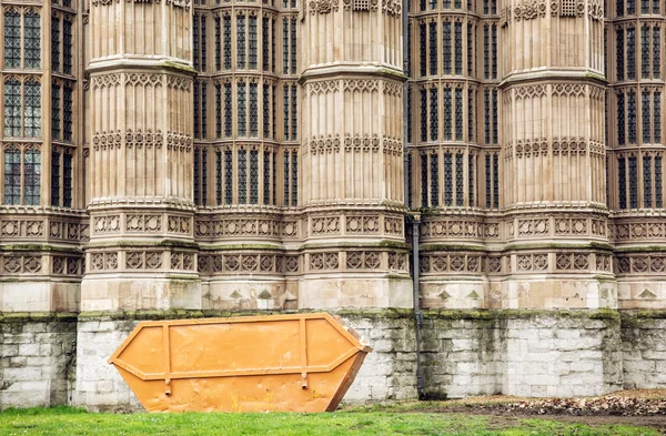 Foto primo piano del palazzo Westminster con grande contenitore di immondizia , — Foto Stock