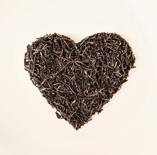 Herz aus schwarzem losem Tee aus Zeylon, Valentinstag — Stockfoto