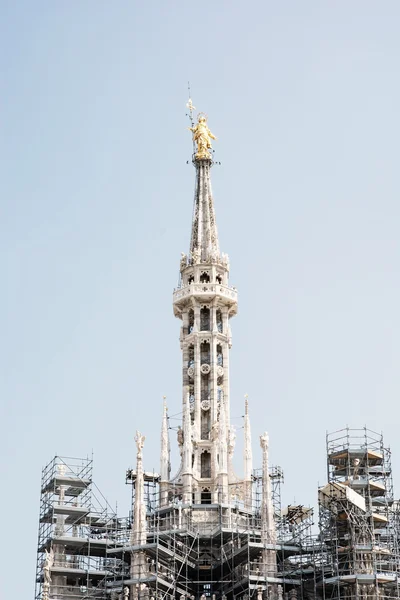 Строительные леса на Миланском кафтане (Duomo di Milano), Италия — стоковое фото