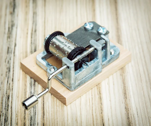 Oude doosje muziek op de houten achtergrond, retro stijl — Stockfoto