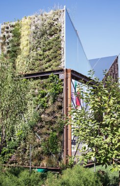 Sergi Binası üzerinde dikey Çiçeklik