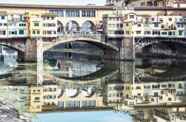 Ponte Vecchio nehre Arno, Floransa, İtalya, cu yansıtılır