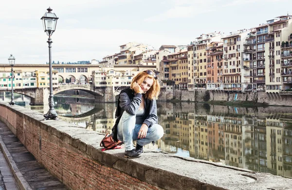 Schöne junge Brünette posiert vor erstaunlichen Brücke Ponte — Stockfoto