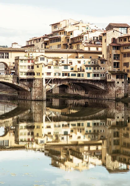 Ponte Vecchio e edifícios históricos são espelhados no rio A — Fotografia de Stock