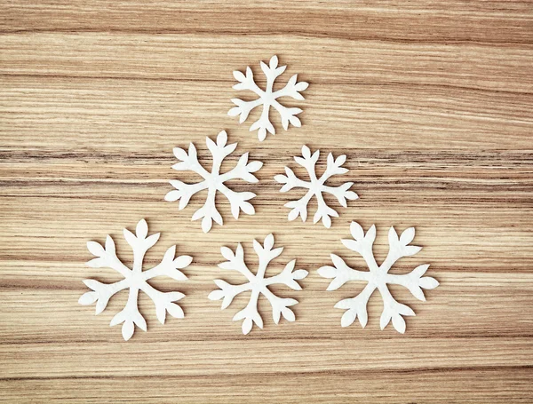 Fiocchi di neve bianchi sullo sfondo di legno, decorazione invernale — Foto Stock