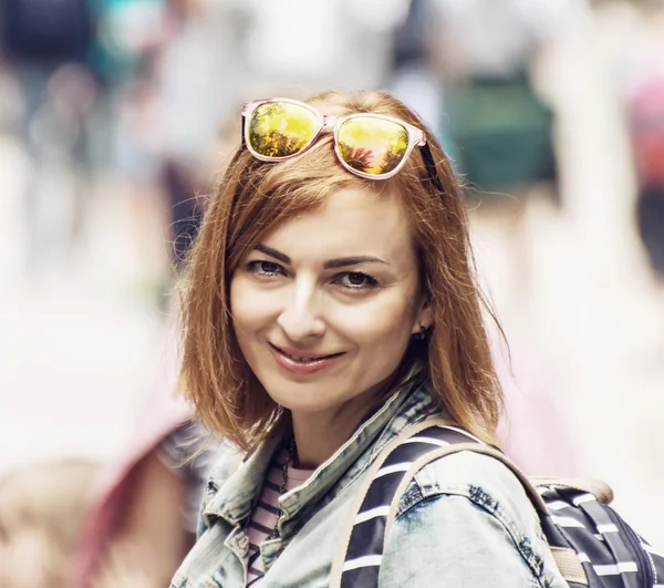 Retrato de jovem turista caucasiano mulher ao ar livre — Fotografia de Stock