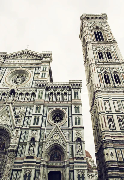 Campanile Giotto y Catedral de Santa Maria del Fiore en Floren —  Fotos de Stock