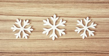 Ahşap arka plan üzerinde beyaz kar taneleri grup