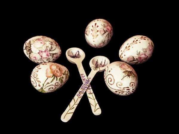 Oeufs de Pâques peints décoratifs et cuillères de cuisine en bois — Photo