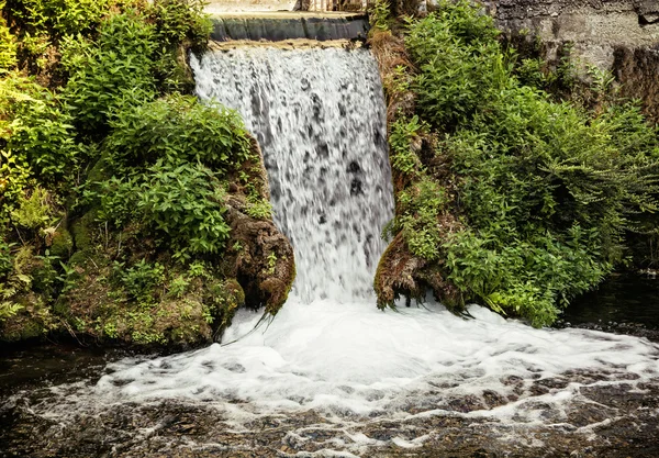 在公园里，自然场景的瀑布 — 图库照片