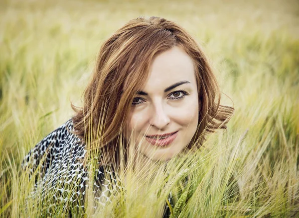 Естественная женщина, позирующая на пшеничном поле, красота и природа — стоковое фото
