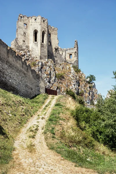 Ruinas del castillo Beckov, República Eslovaca, Europa — Foto de Stock