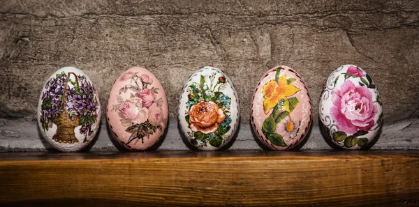 Ovos de Páscoa coloridos empilhados na base de madeira, feriado de Páscoa — Fotografia de Stock
