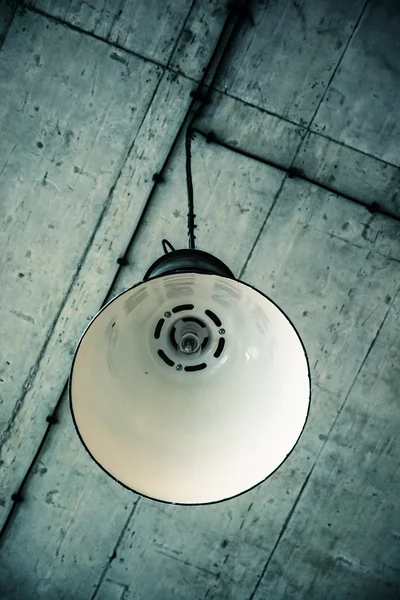 금속 램프, 복고풍 현장 천장 — 스톡 사진