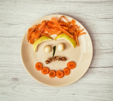 Havuç, armut, peynir ve ceviz p sebze yüz yapılmış