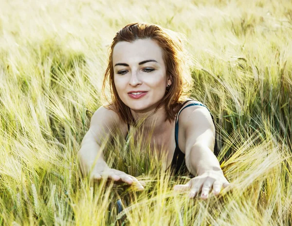 Bella donna nelle pannocchie di grano al tramonto, bellezza naturale — Foto Stock