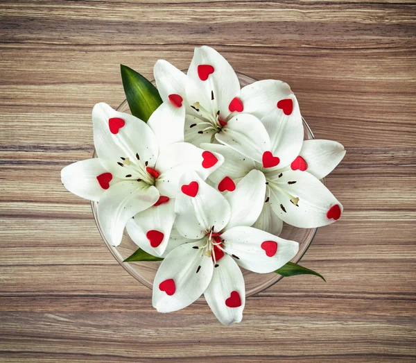 Beyaz lilyum tanzim g daha küçük kırmızı kalp — Stok fotoğraf