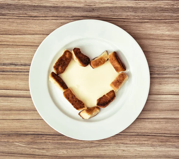 Валентинки сердце из сладких булочек с ванильным кремом, Валент — стоковое фото