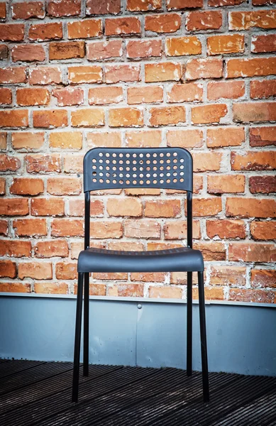 Metalen stoel voor de bakstenen muur — Stockfoto