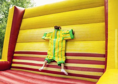 Bouncy kale içinde plastik genç kadın sinek taklit ediyor.