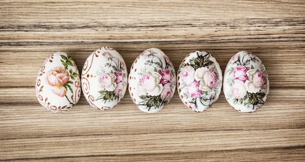 Bunte Ostereier auf dem hölzernen Hintergrund, Osterferien — Stockfoto