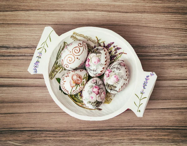 Decorative wooden bowl with painted Easter eggs, spring celebrat — Stock Photo, Image