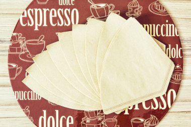 Kahve temalı yuvarlak tepsi ve kahve filtresi