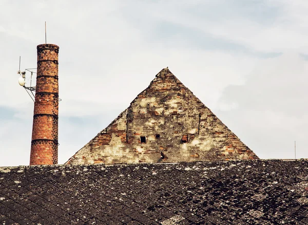 Old brick chimney and roof, retro architectural scene — Stock Photo, Image