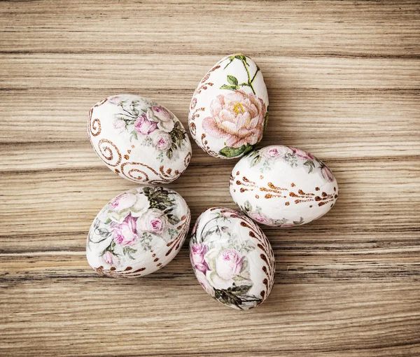 Colorate uova di Pasqua sullo sfondo di legno, simbolo di primavera — Foto Stock