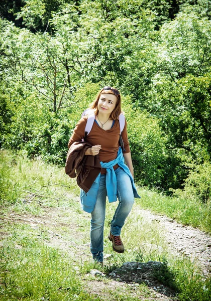 Jovem turista mulher está caminhando na natureza verão — Fotografia de Stock