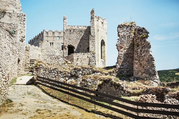 Ruinas del castillo de Beckov, República Eslovaca, destino de viaje — Foto de Stock