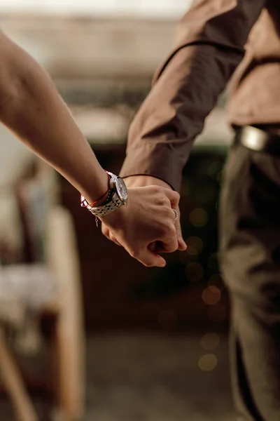 ロマンチックなカップルの手を一緒にアパート内で幸せ歩いてください。手をつないで閉じる — ストック写真