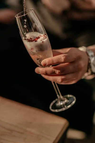 Conceptul de sărbătoare Happy Valentines Day. Un om turnând şampanie spumantă în sticlă cu confetti în formă de inimă roşie. Poţiune de dragoste în sticlă. Close up — Fotografie, imagine de stoc
