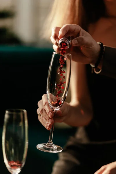Conceptul de sărbătoare Happy Valentines Day. Bărbatul turnând poțiune de dragoste în femele sticlă goală de șampanie. Confeti în formă de inimă roșie în sticlă. Close up — Fotografie, imagine de stoc