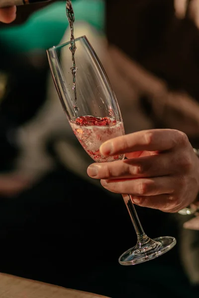 Conceptul de sărbătoare Happy Valentines Day. Un om turnând şampanie spumantă în sticlă cu confetti în formă de inimă roşie. Poţiune de dragoste în sticlă. Close up — Fotografie, imagine de stoc