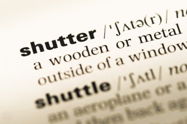 Eski İngilizce sözlük sayfası ile kelime kapamak yakın çekim