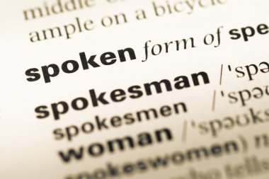 Konuşulan word ile eski İngilizce sözlük sayfasını kapat