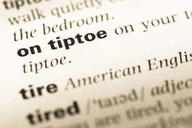 Sessizce kelime ile eski İngilizce sözlük sayfasının yakın çekim