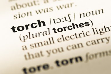 Eski İngilizce sözlük sayfası word meşale ile yakın çekim