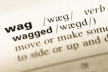 Dört kelime ile eski İngilizce sözlük sayfasını kapat